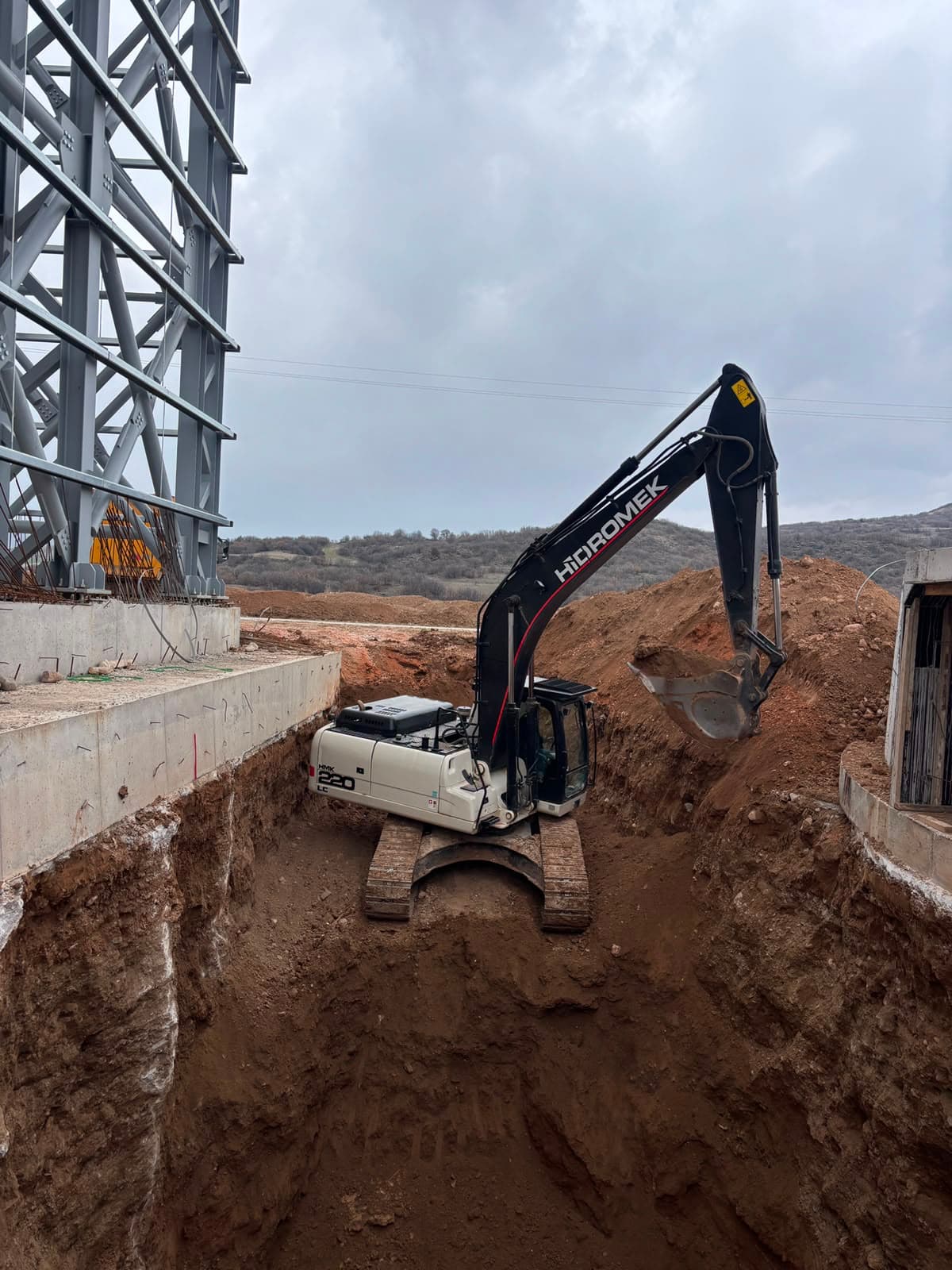 Temel kazısı — beton ayaklar arasında hendek açma çalışması
