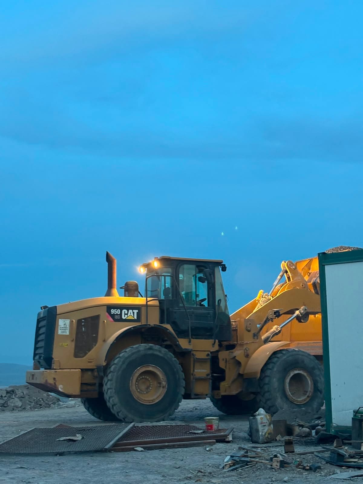 CAT 950 GC lastikli yükleyicimiz akşam saatlerinde çalışıyor